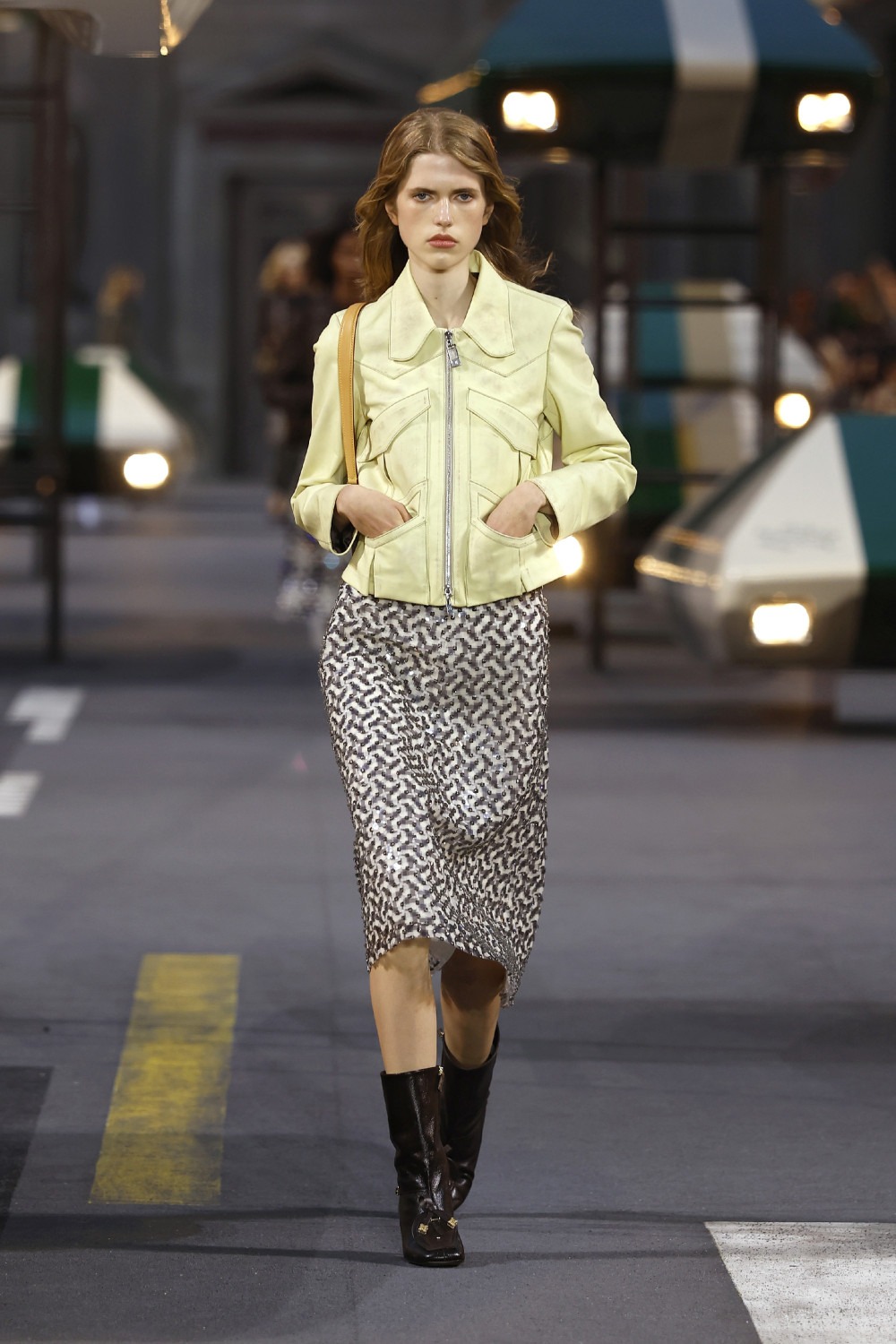 Ghesquiére lleva a Louis Vuitton al futurismo minimal