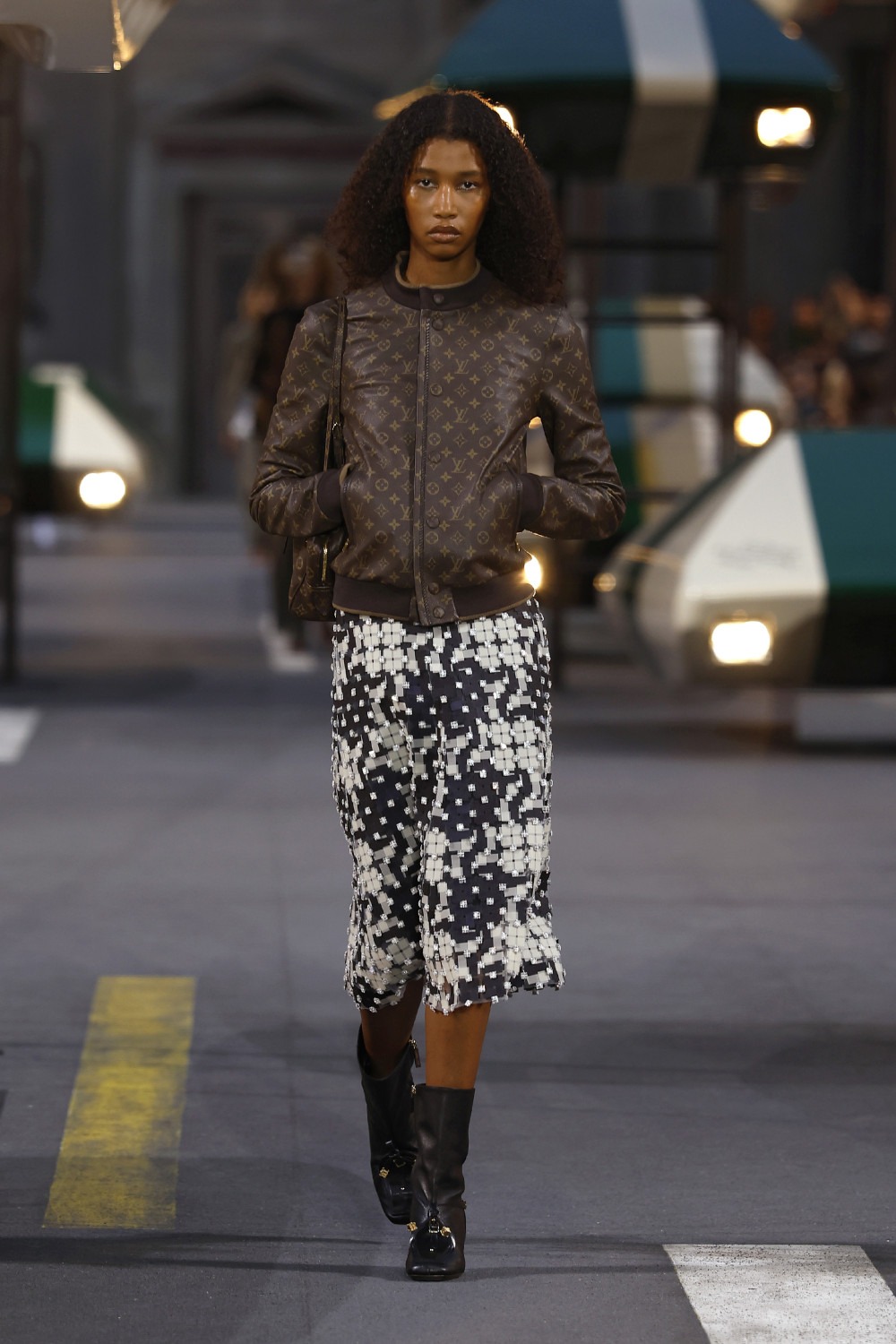 Ghesquiére lleva a Louis Vuitton al futurismo minimal