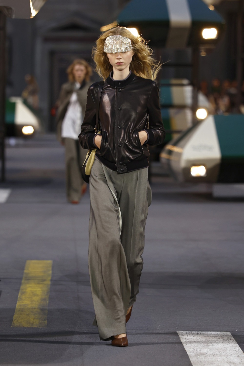Ghesquiére lleva a Louis Vuitton al futurismo minimal