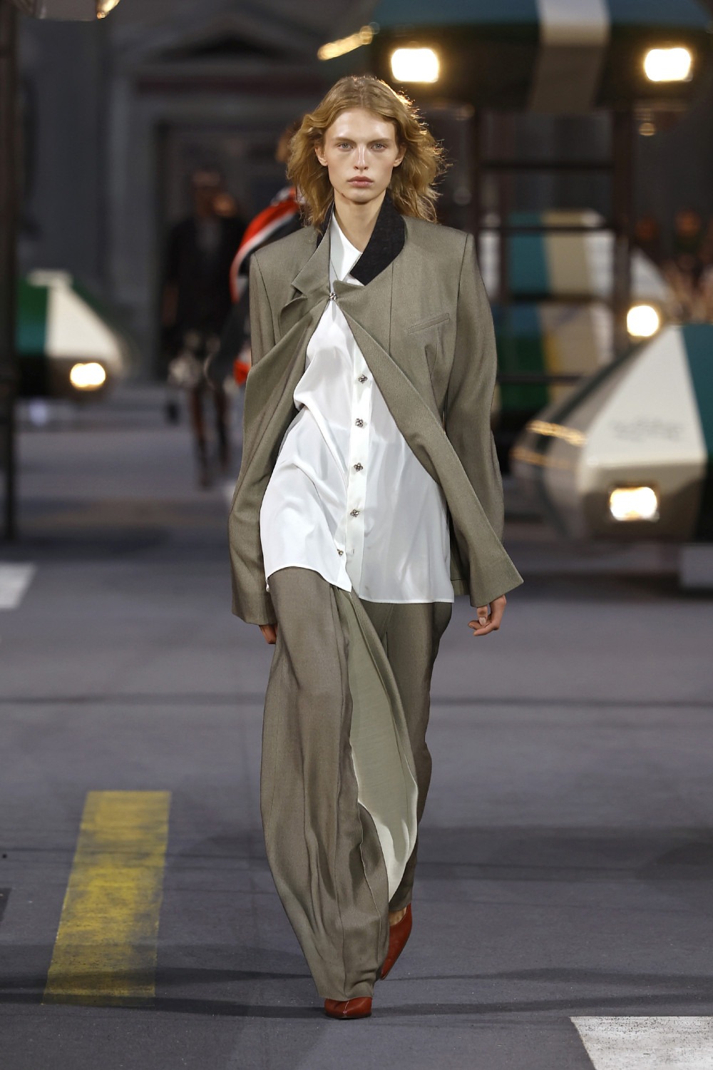 Ghesquiére lleva a Louis Vuitton al futurismo minimal