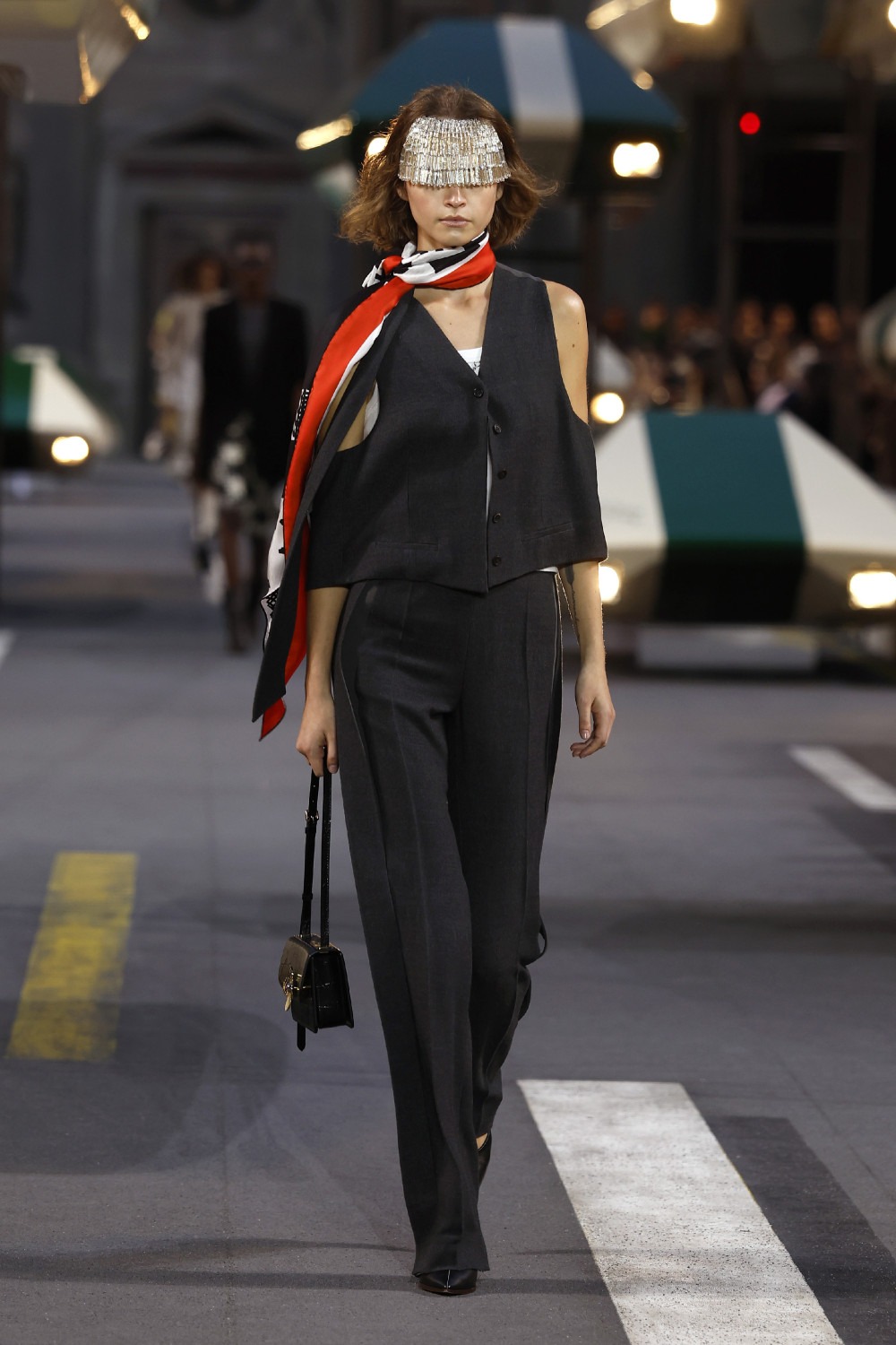 Ghesquiére lleva a Louis Vuitton al futurismo minimal
