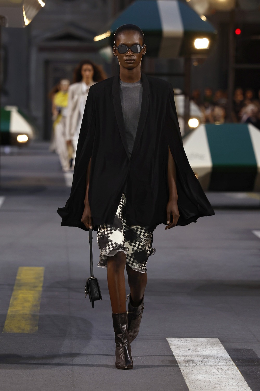 Ghesquiére lleva a Louis Vuitton al futurismo minimal