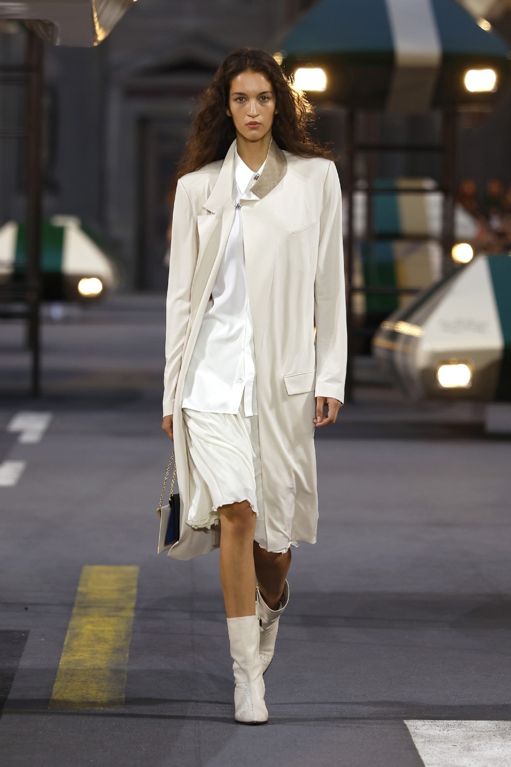 Ghesquiére lleva a Louis Vuitton al futurismo minimal