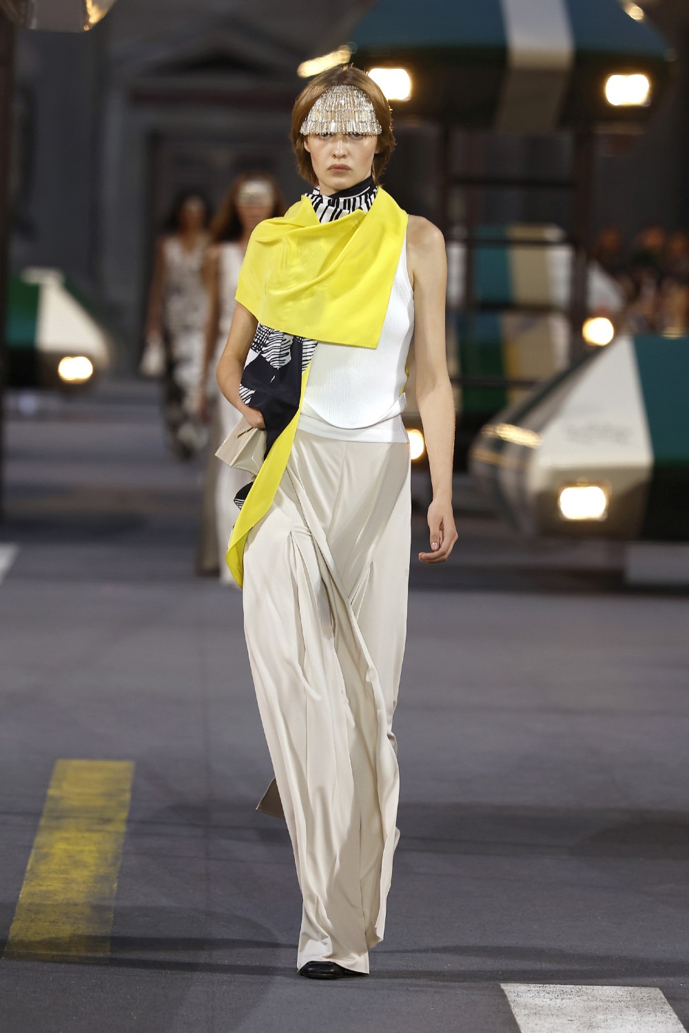 Ghesquiére lleva a Louis Vuitton al futurismo minimal