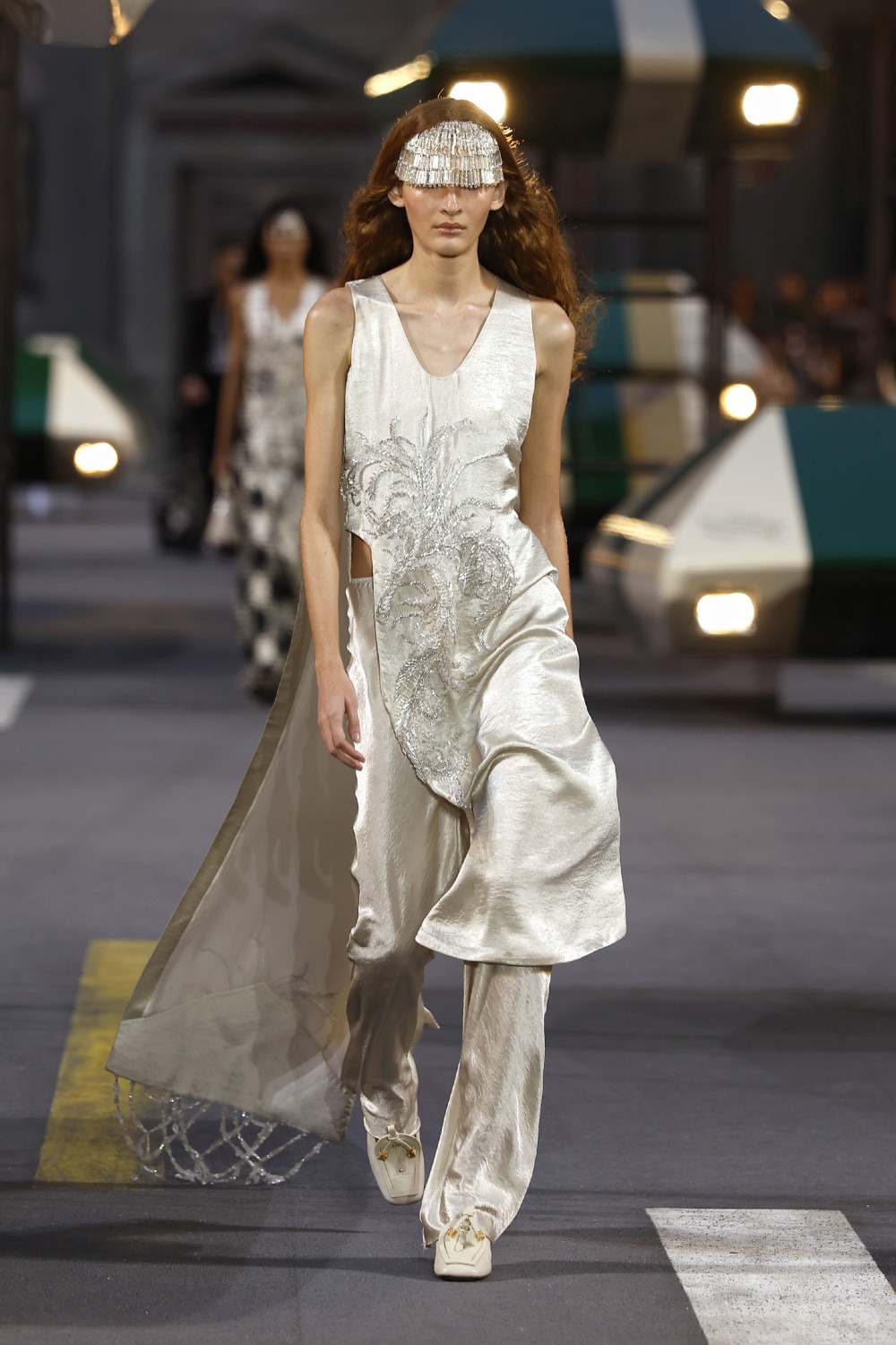 Ghesquiére lleva a Louis Vuitton al futurismo minimal