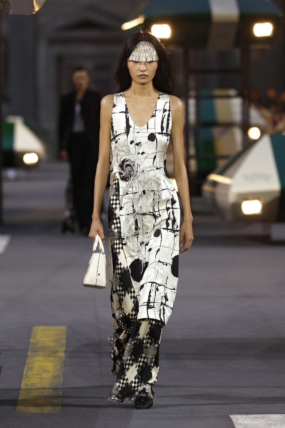 Ghesquiére lleva a Louis Vuitton al futurismo minimal