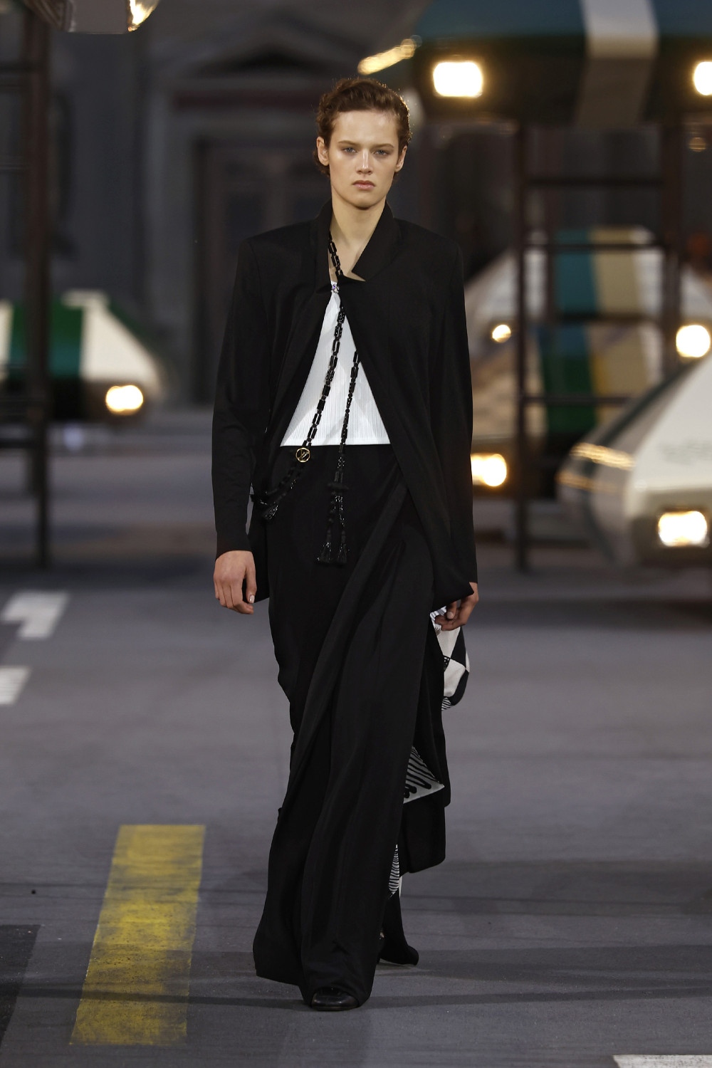 Ghesquiére lleva a Louis Vuitton al futurismo minimal