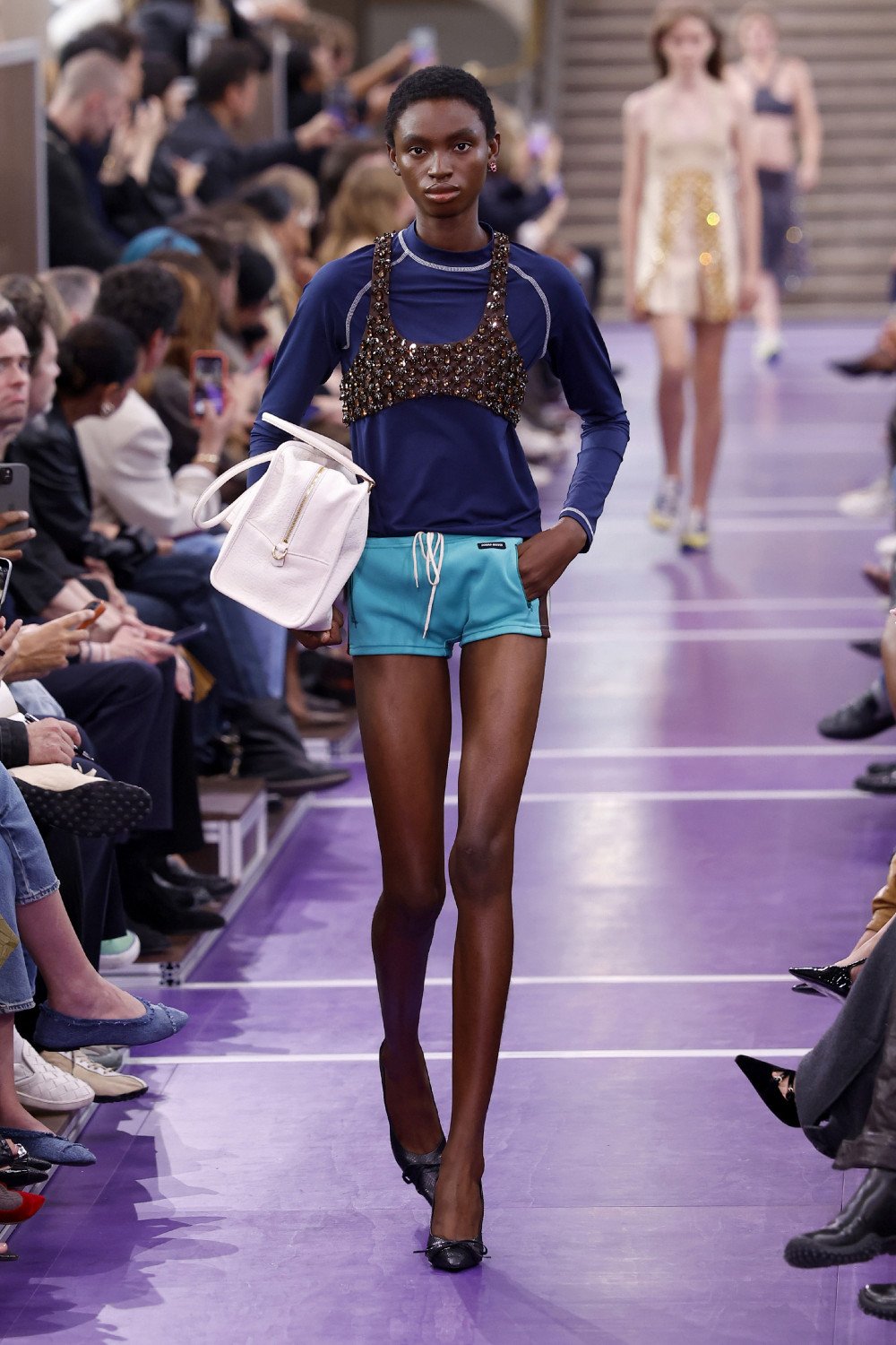 Miu Miu SS27 reescribe sus propios códigos para elevarlos