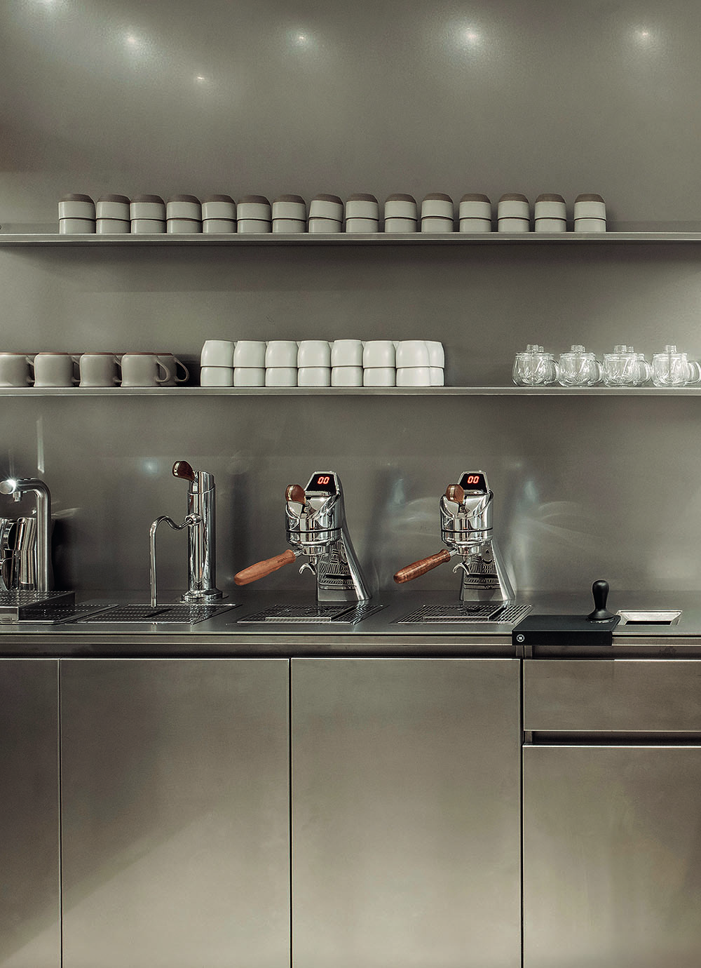 Niko Coffee: Pensando en Blanco halla una joya brutalista