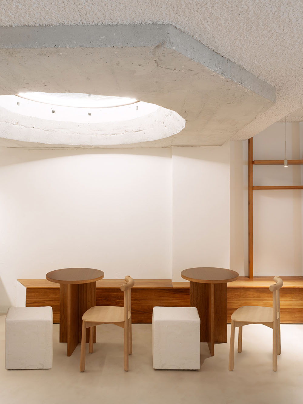 Niko Coffee: Pensando en Blanco halla una joya brutalista