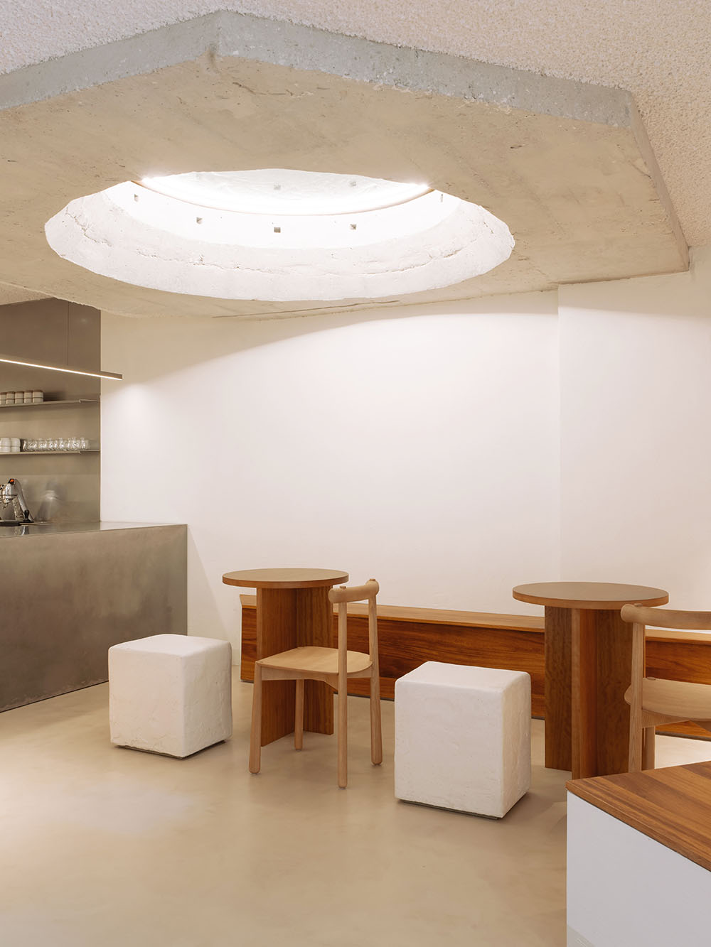 Niko Coffee: Pensando en Blanco halla una joya brutalista
