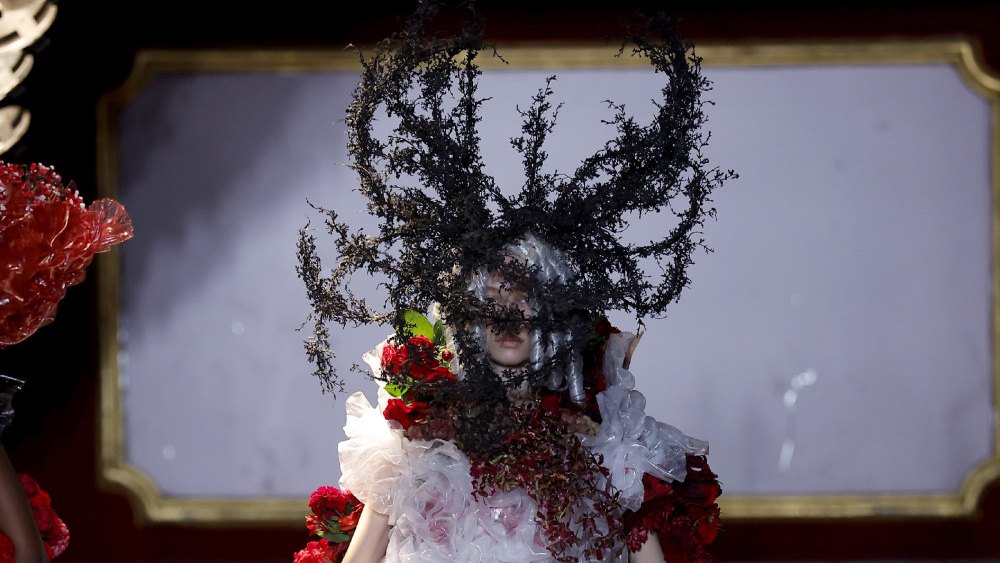 Noir Kei Ninomiya SS27 experimenta con la botánica radical