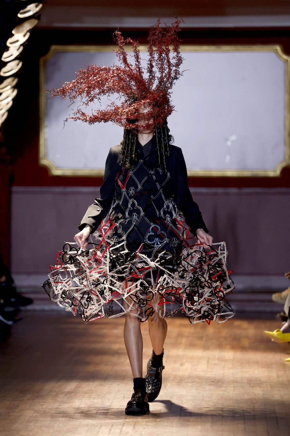 Noir Kei Ninomiya SS27 experimenta con la botánica radical