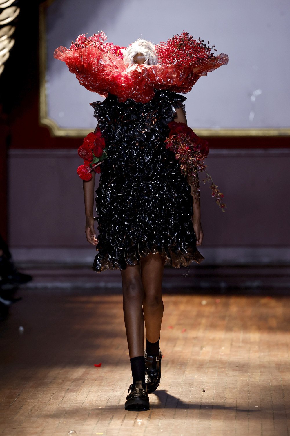 Noir Kei Ninomiya SS27 experimenta con la botánica radical