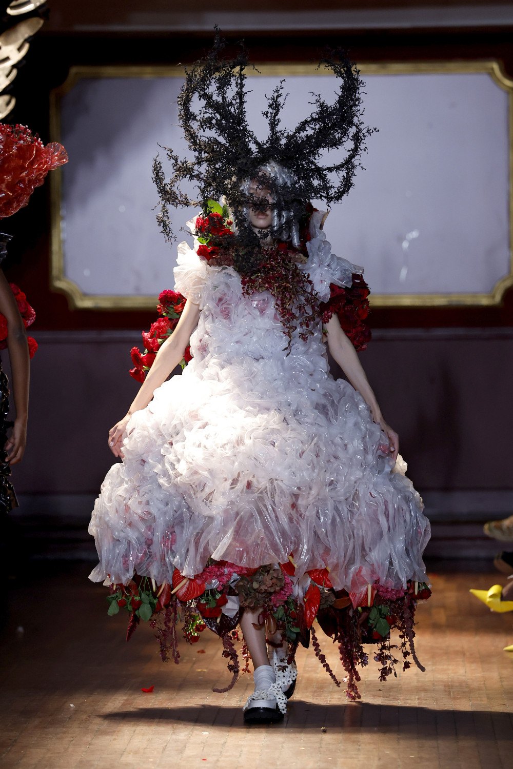 Noir Kei Ninomiya SS27 experimenta con la botánica radical