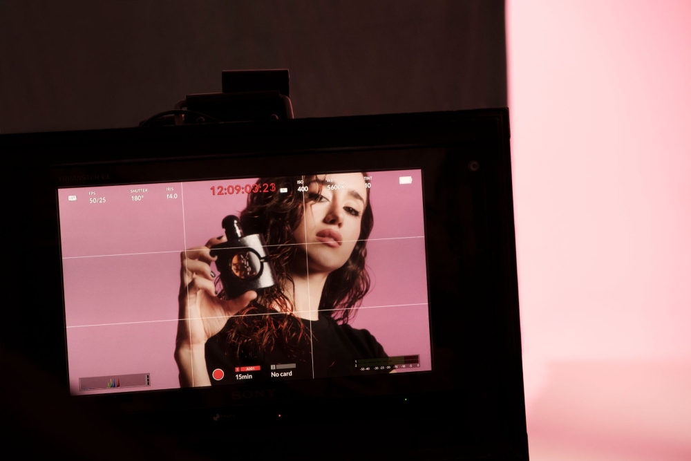 YSL Beauty sigue fichando mujeres Gen Z para sus perfumes