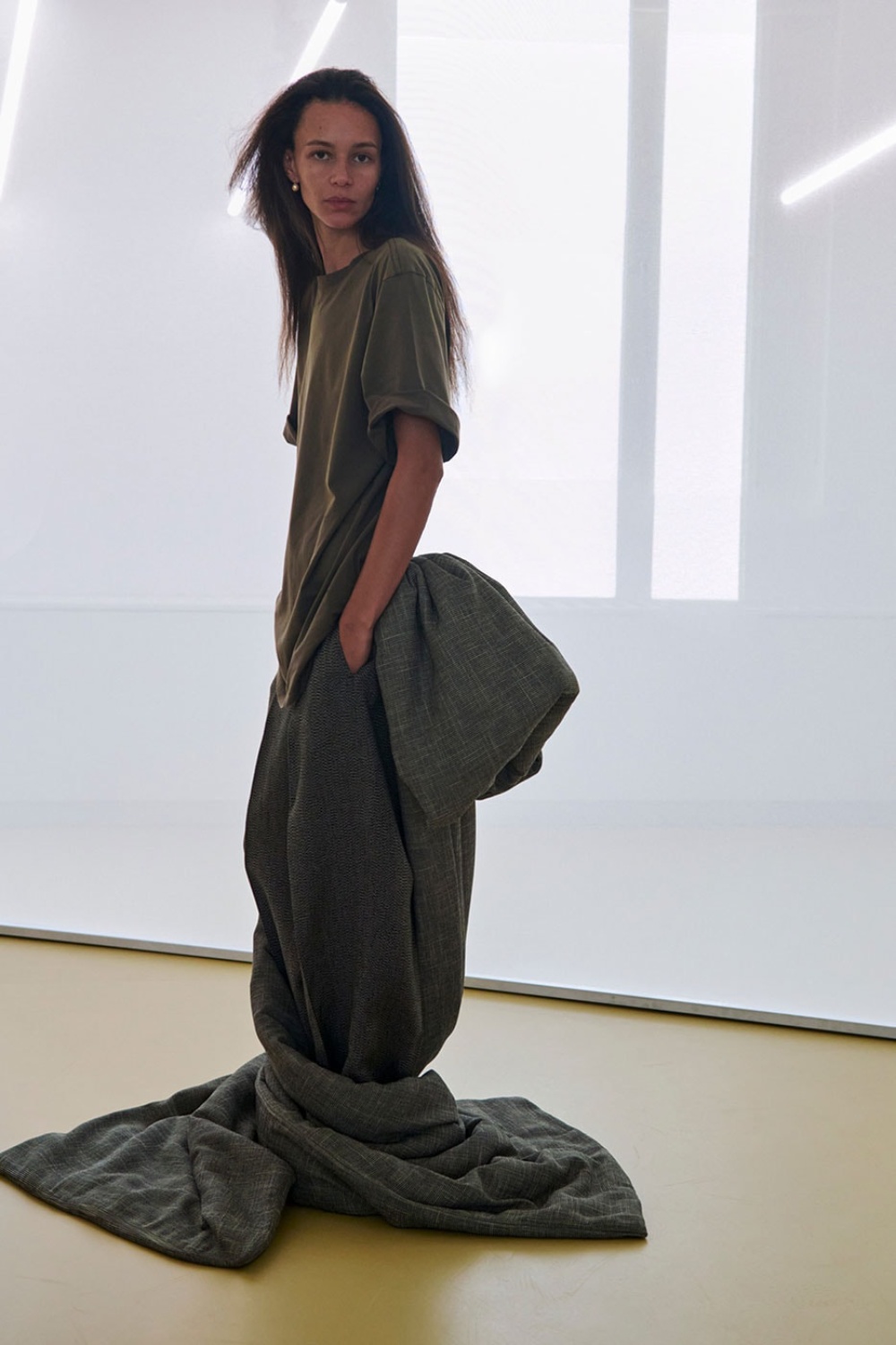 Phoebe Philo profundiza en su lujo arquitectónico para SS27
