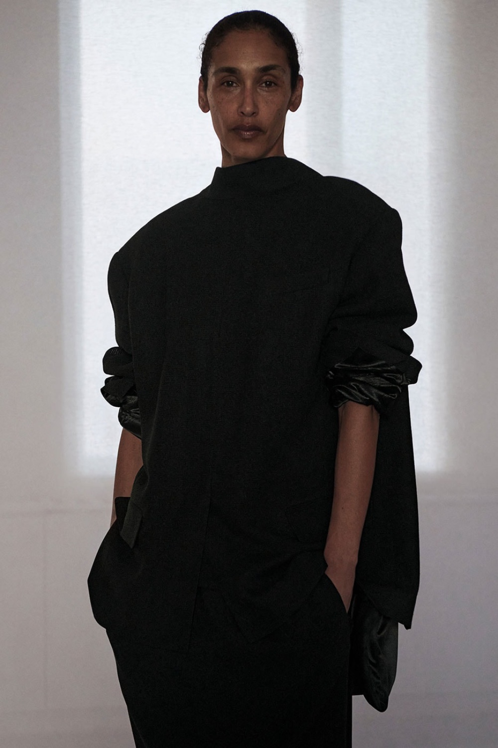 Phoebe Philo profundiza en su lujo arquitectónico para SS27