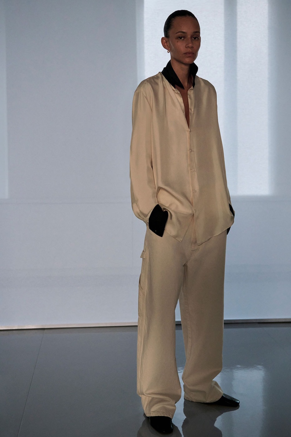 Phoebe Philo profundiza en su lujo arquitectónico para SS27