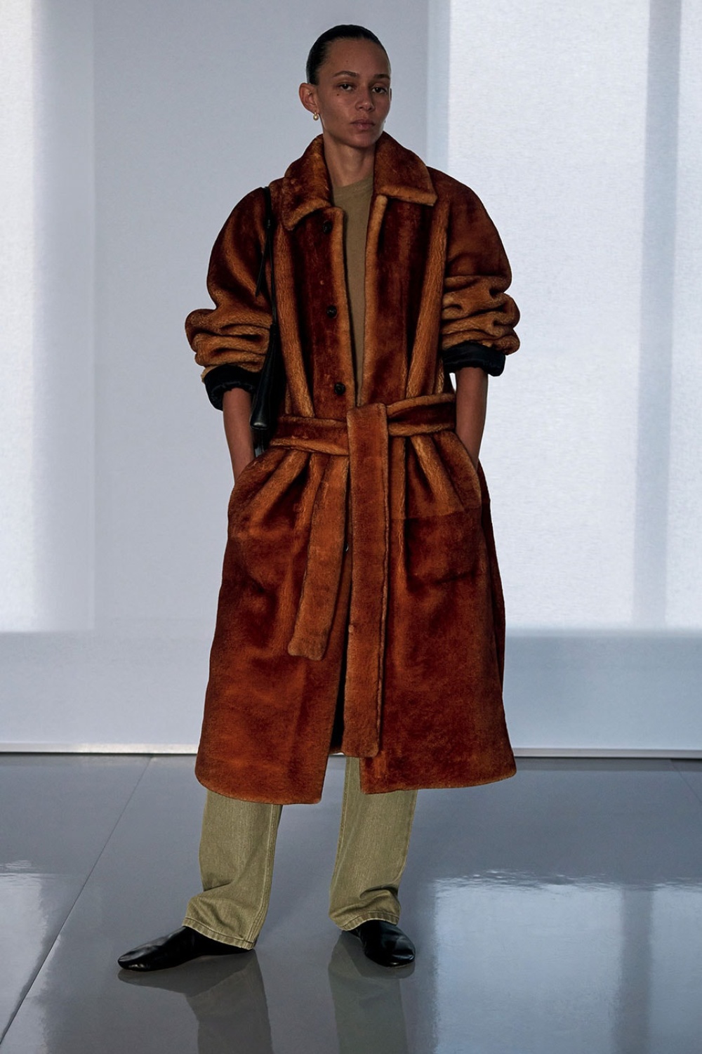 Phoebe Philo profundiza en su lujo arquitectónico para SS27