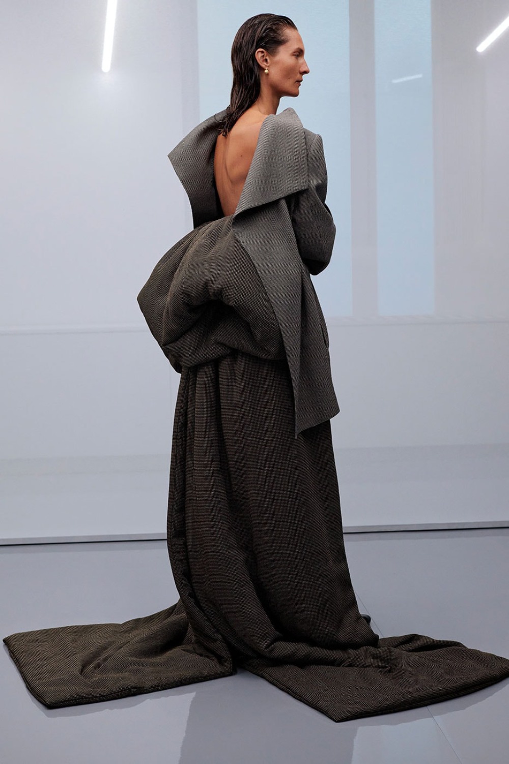 Phoebe Philo profundiza en su lujo arquitectónico para SS27