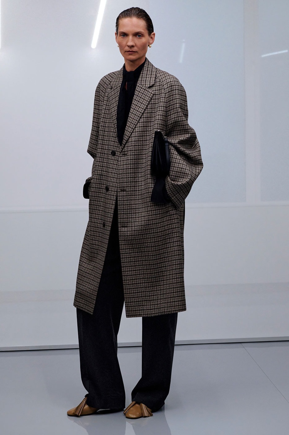 Phoebe Philo profundiza en su lujo arquitectónico para SS27
