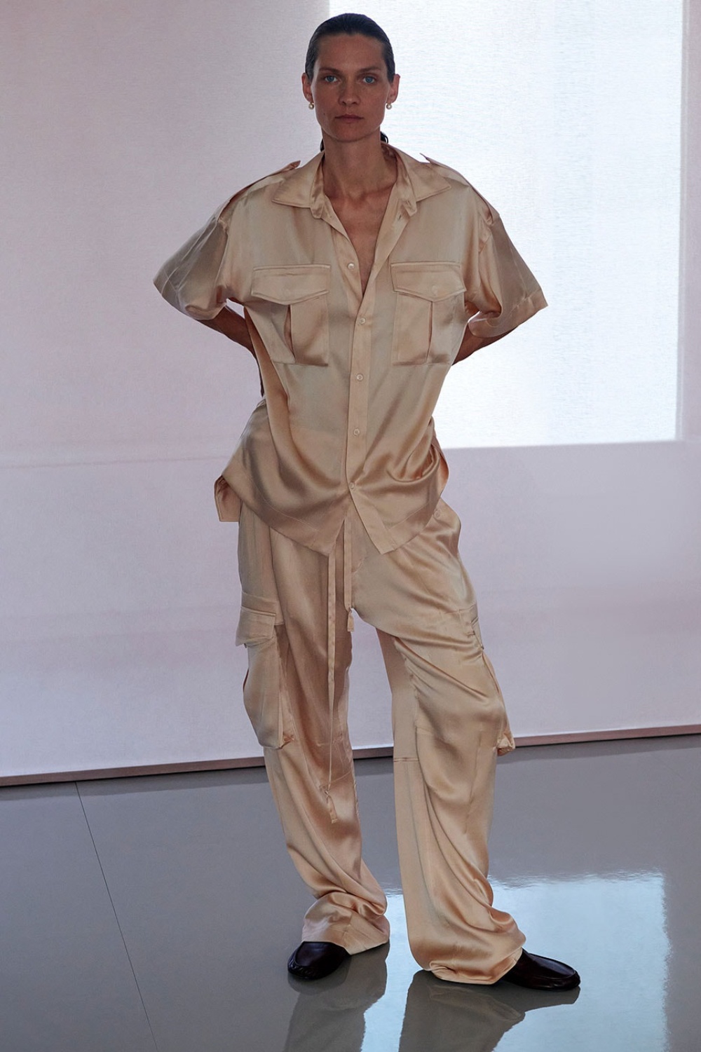 Phoebe Philo profundiza en su lujo arquitectónico para SS27