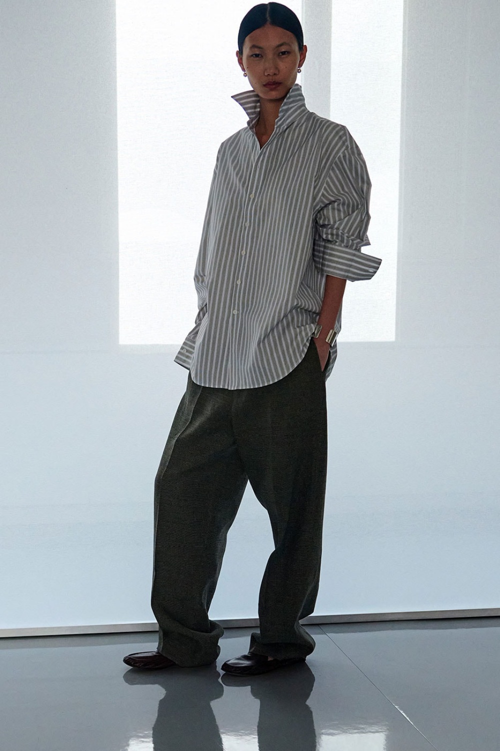 Phoebe Philo profundiza en su lujo arquitectónico para SS27