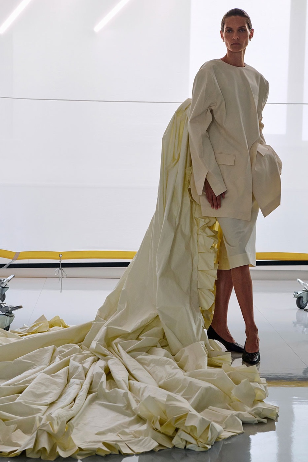 Phoebe Philo profundiza en su lujo arquitectónico para SS27