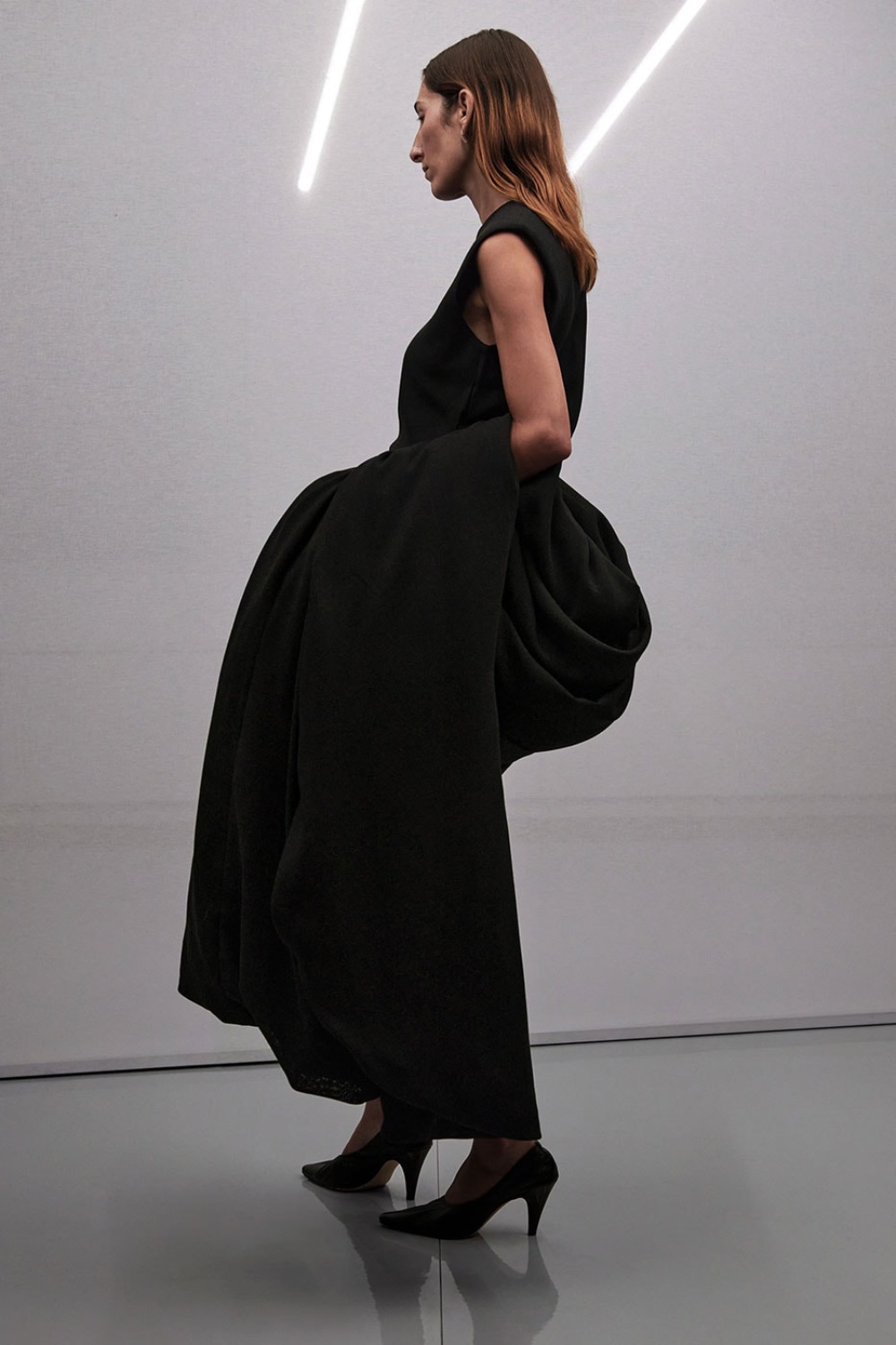 Phoebe Philo profundiza en su lujo arquitectónico para SS27