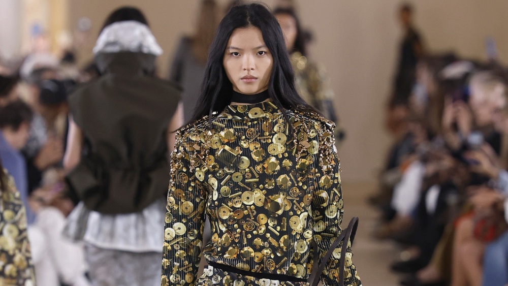 Sacai evoluciona y madura su arquetipo de mujer para ss27