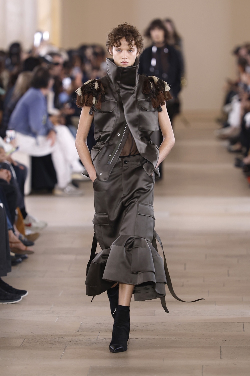 Sacai evoluciona y madura su arquetipo de mujer para ss27
