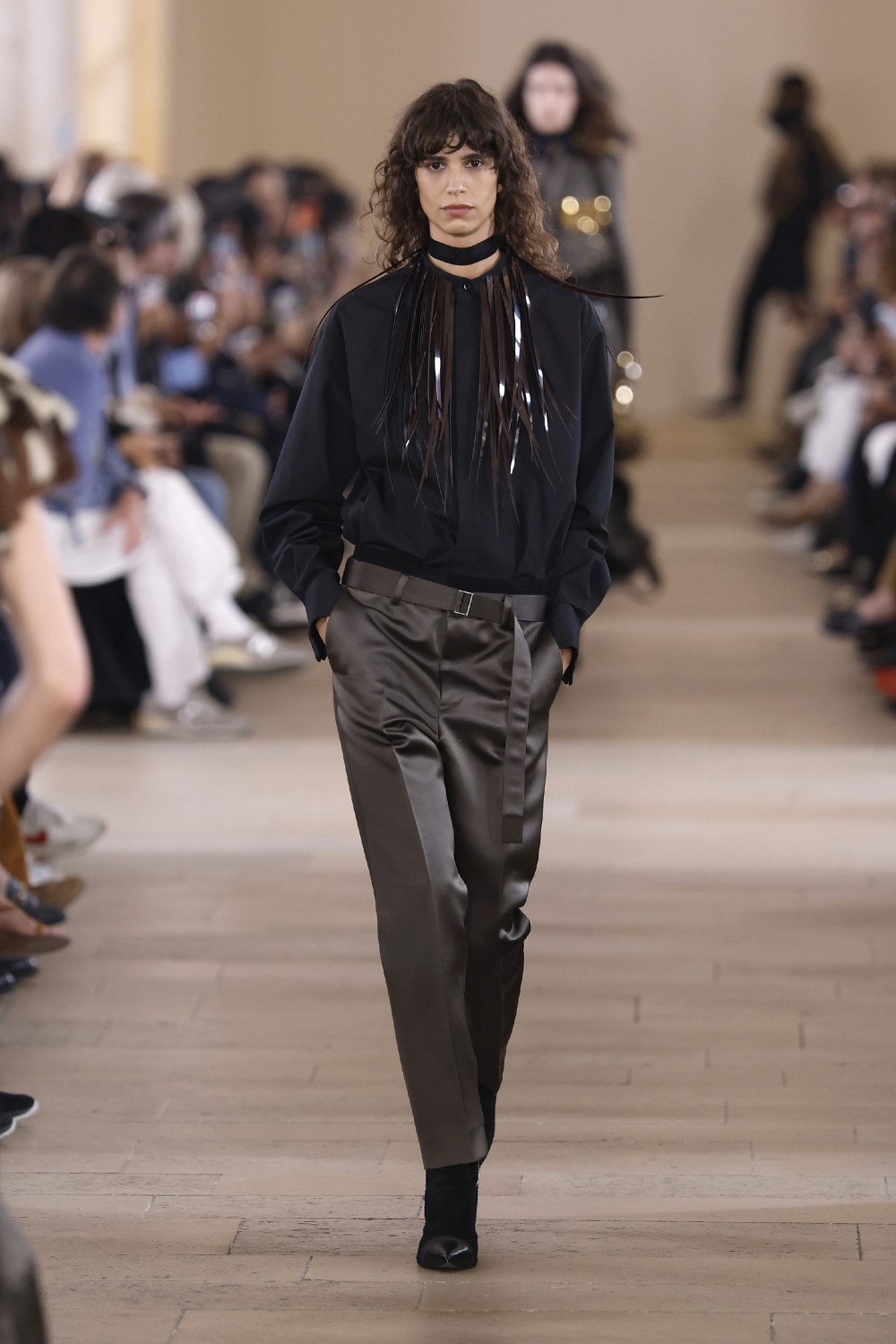 Sacai evoluciona y madura su arquetipo de mujer para ss27