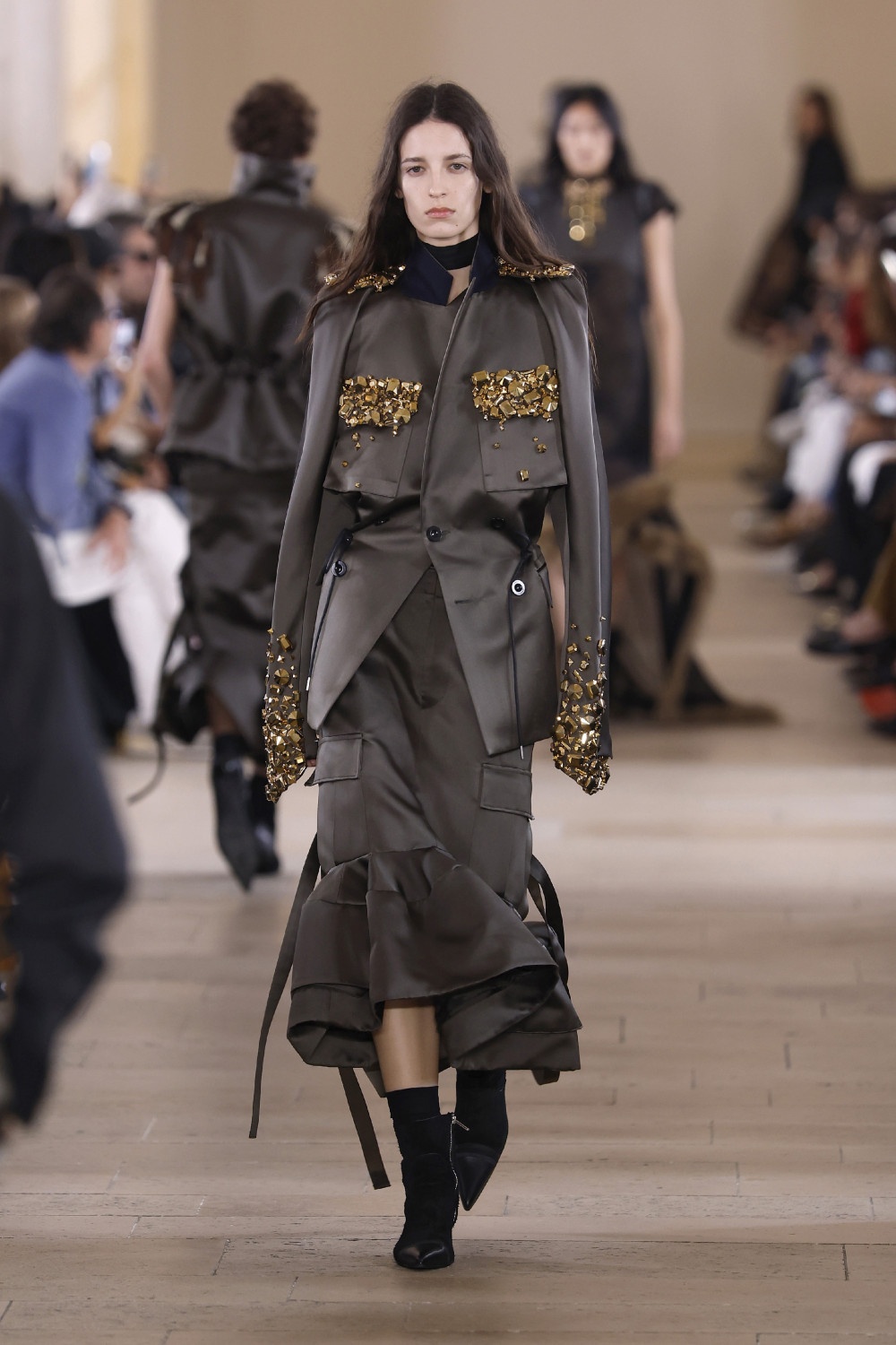 Sacai evoluciona y madura su arquetipo de mujer para ss27