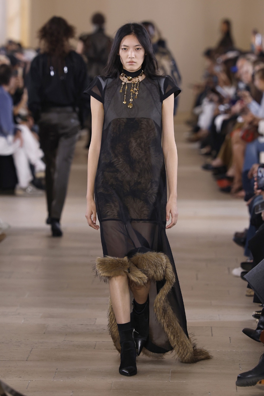 Sacai evoluciona y madura su arquetipo de mujer para ss27