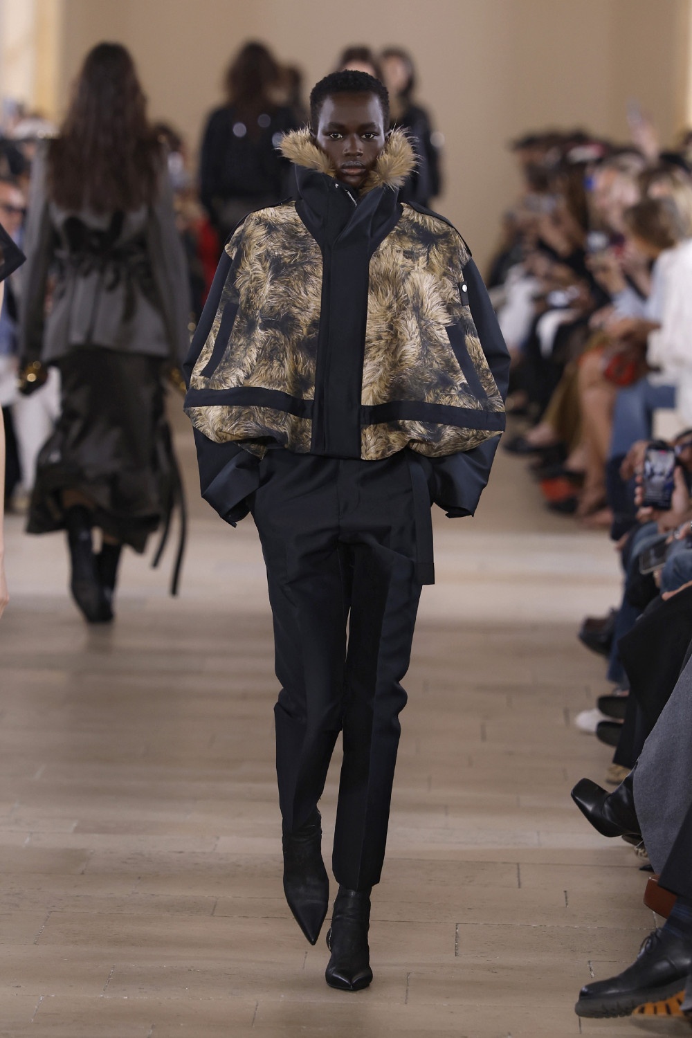 Sacai evoluciona y madura su arquetipo de mujer para ss27