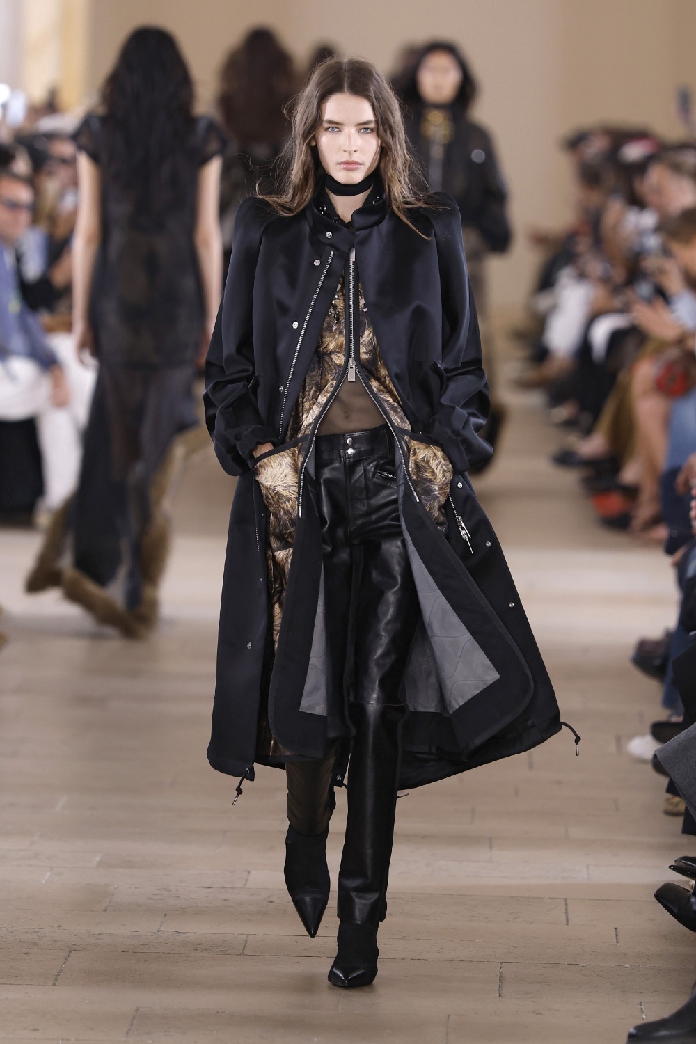 Sacai evoluciona y madura su arquetipo de mujer para ss27