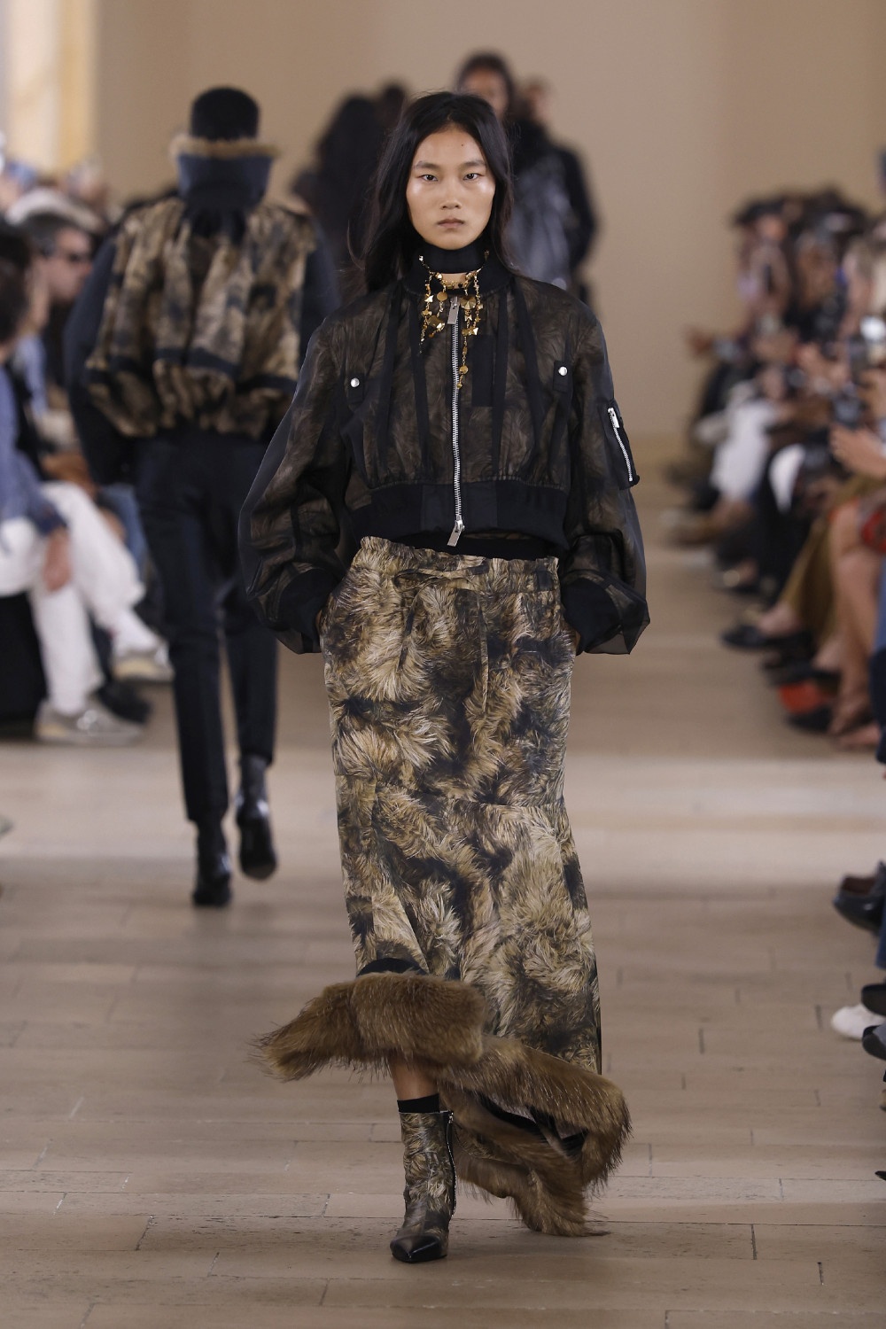 Sacai evoluciona y madura su arquetipo de mujer para ss27
