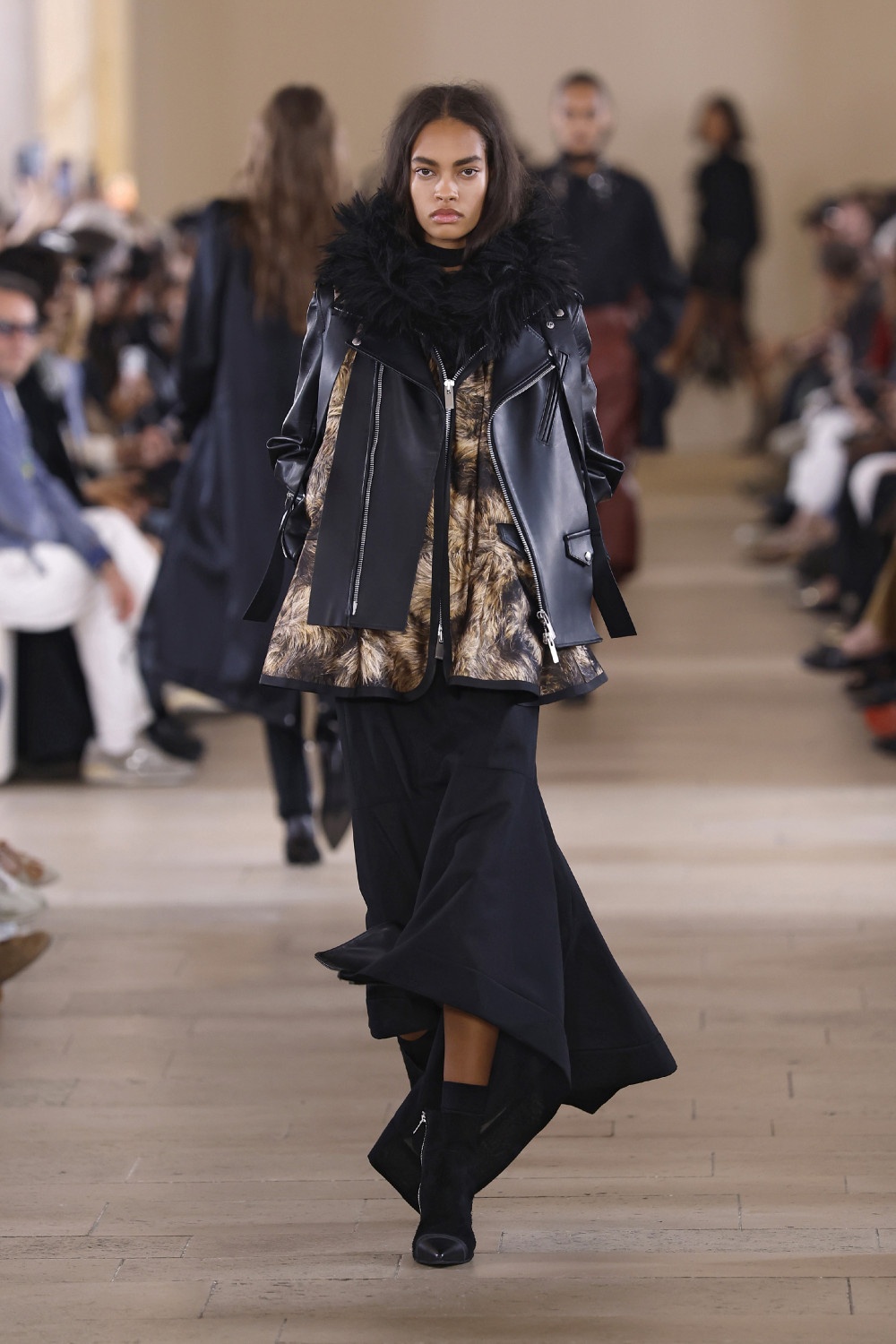 Sacai evoluciona y madura su arquetipo de mujer para ss27
