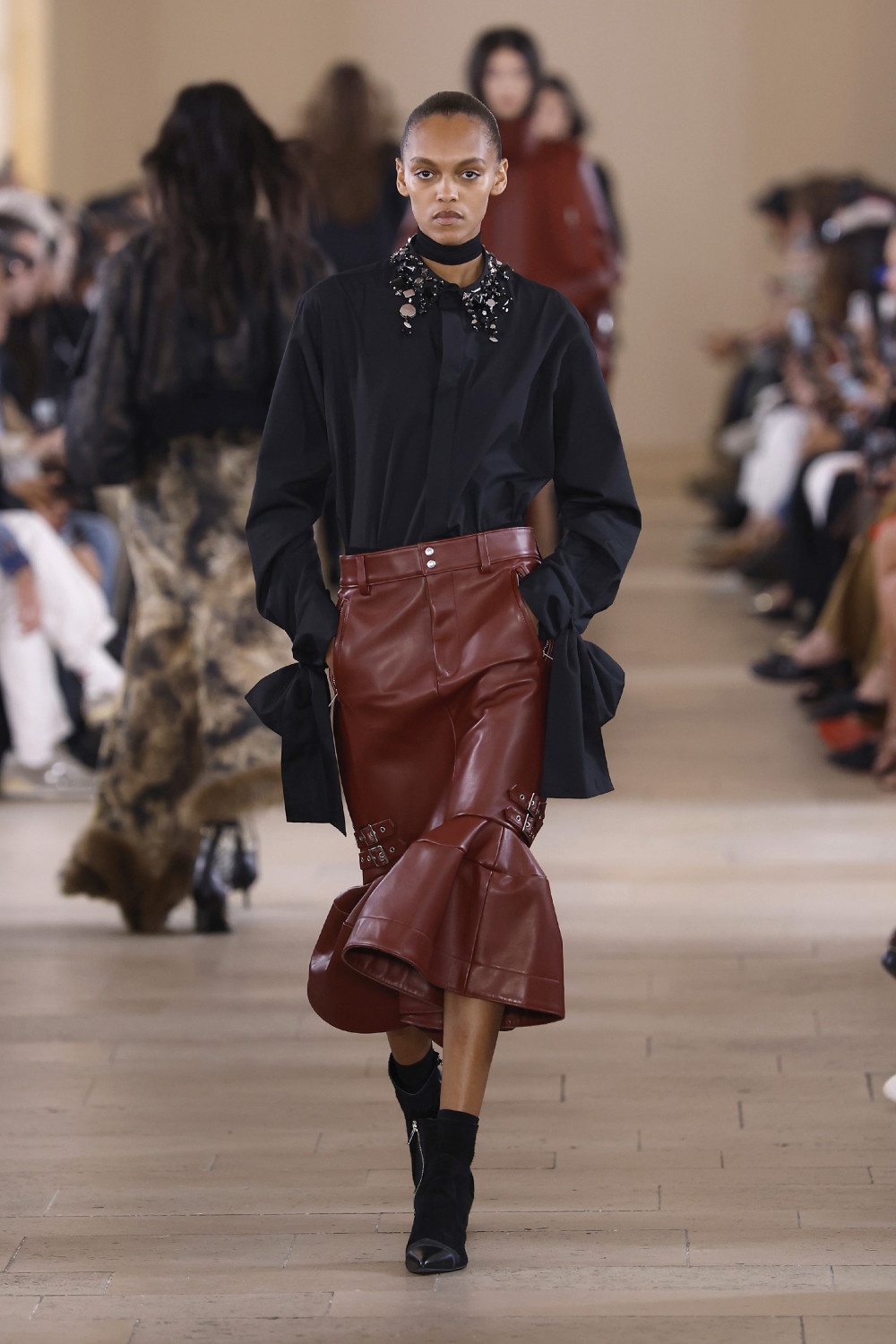 Sacai evoluciona y madura su arquetipo de mujer para ss27