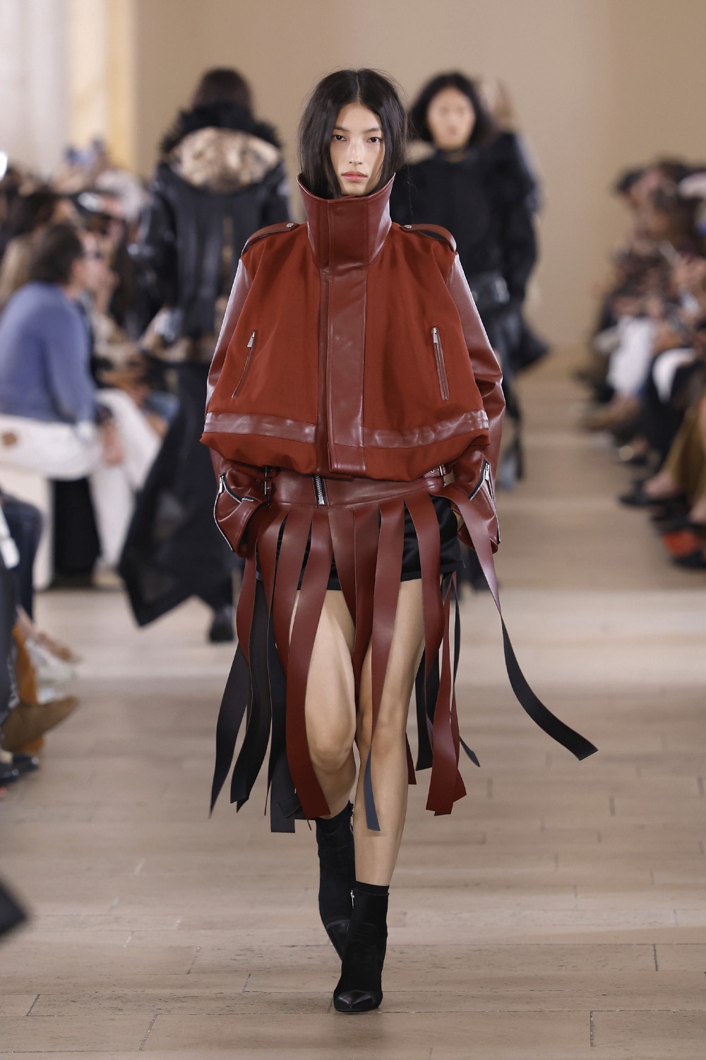 Sacai evoluciona y madura su arquetipo de mujer para ss27