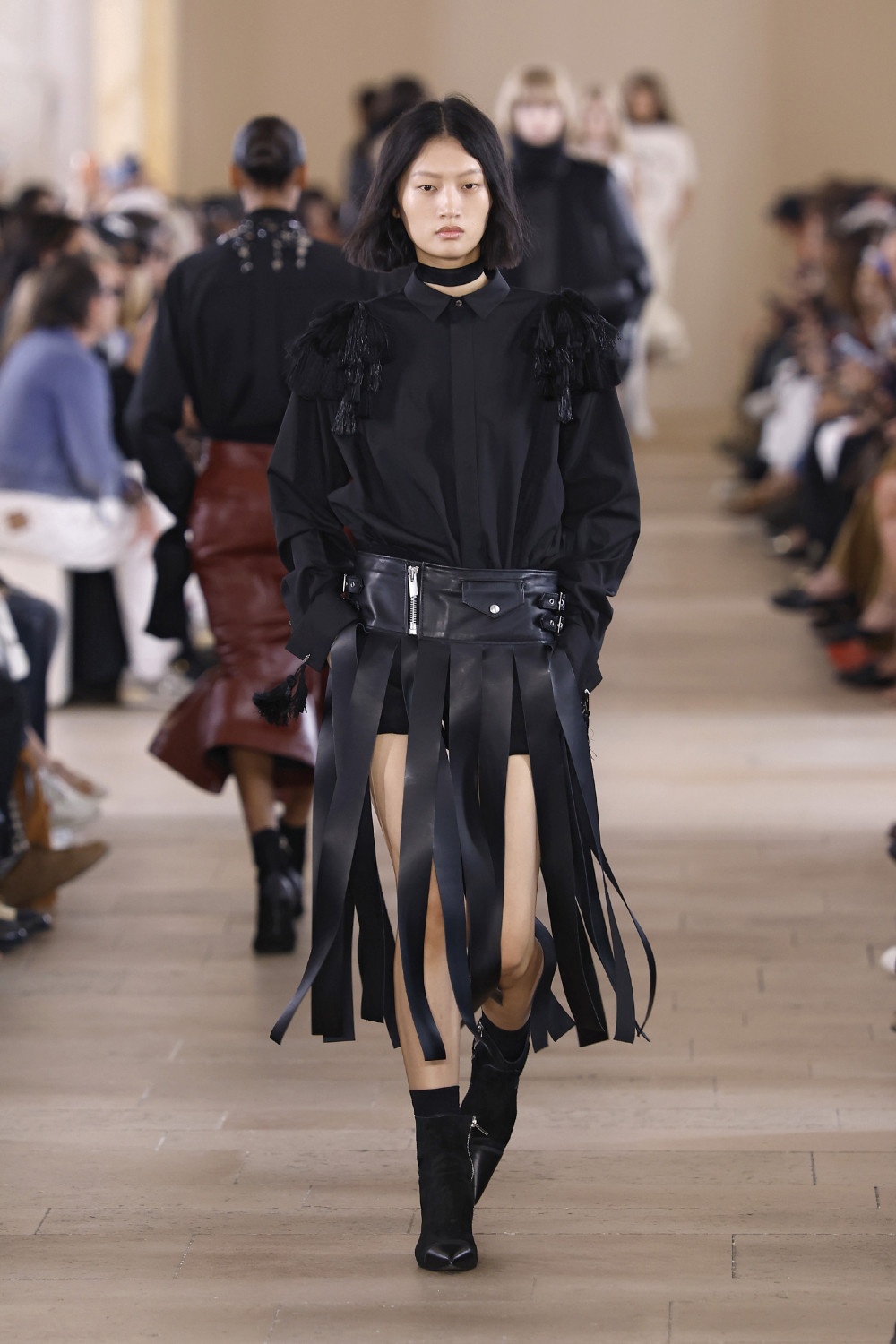 Sacai evoluciona y madura su arquetipo de mujer para ss27