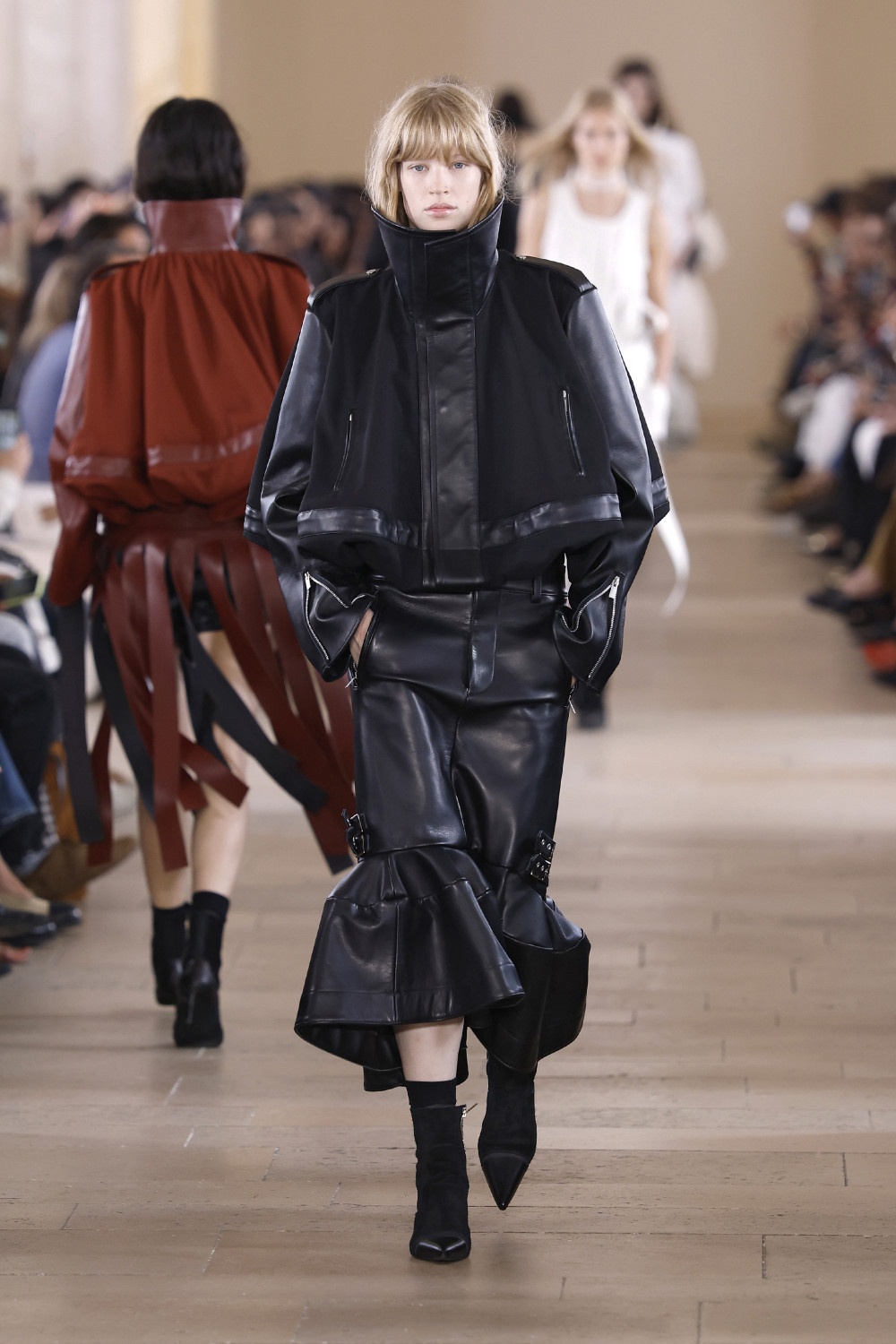 Sacai evoluciona y madura su arquetipo de mujer para ss27