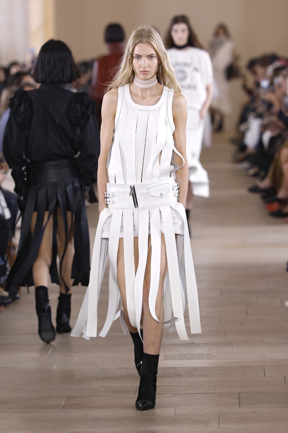 Sacai evoluciona y madura su arquetipo de mujer para ss27