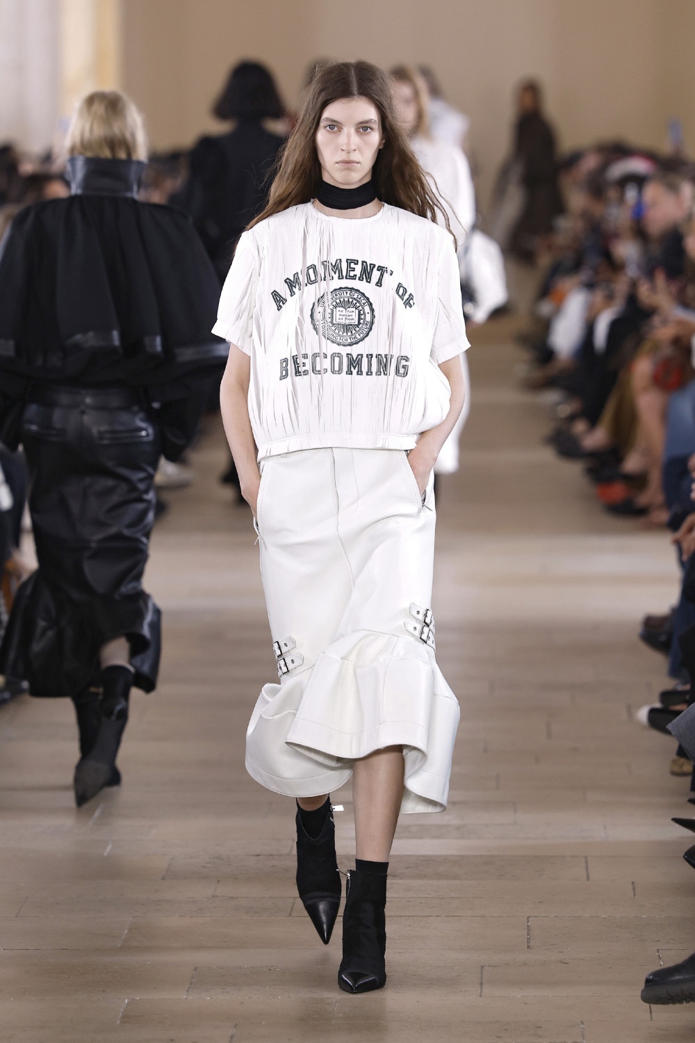Sacai evoluciona y madura su arquetipo de mujer para ss27