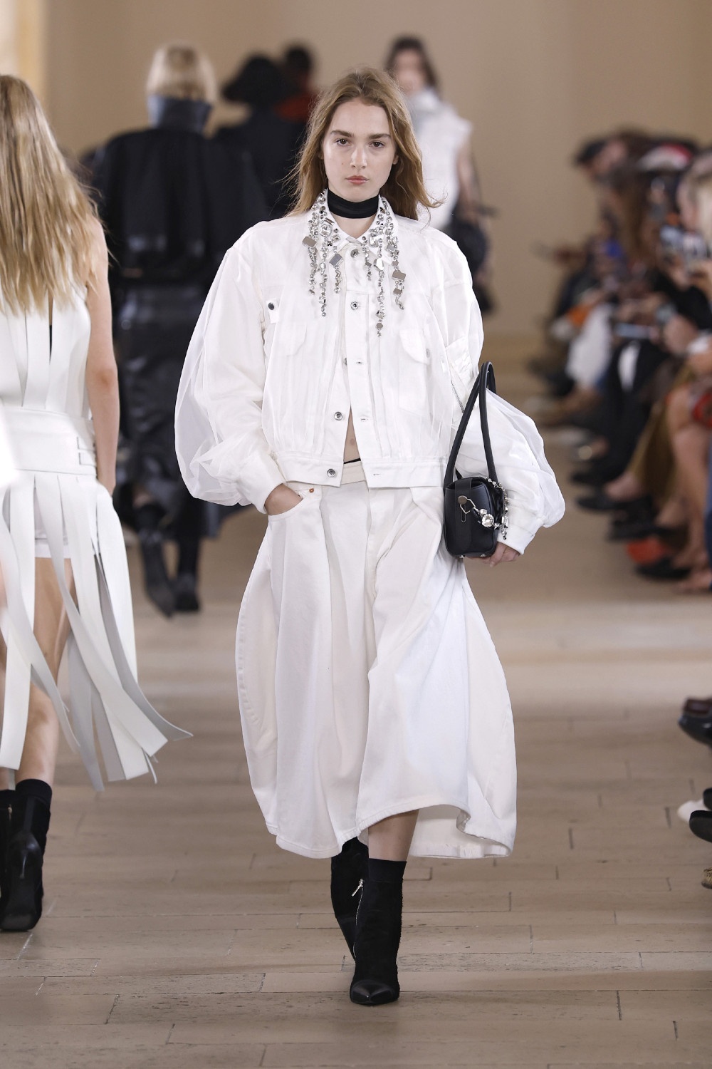 Sacai evoluciona y madura su arquetipo de mujer para ss27