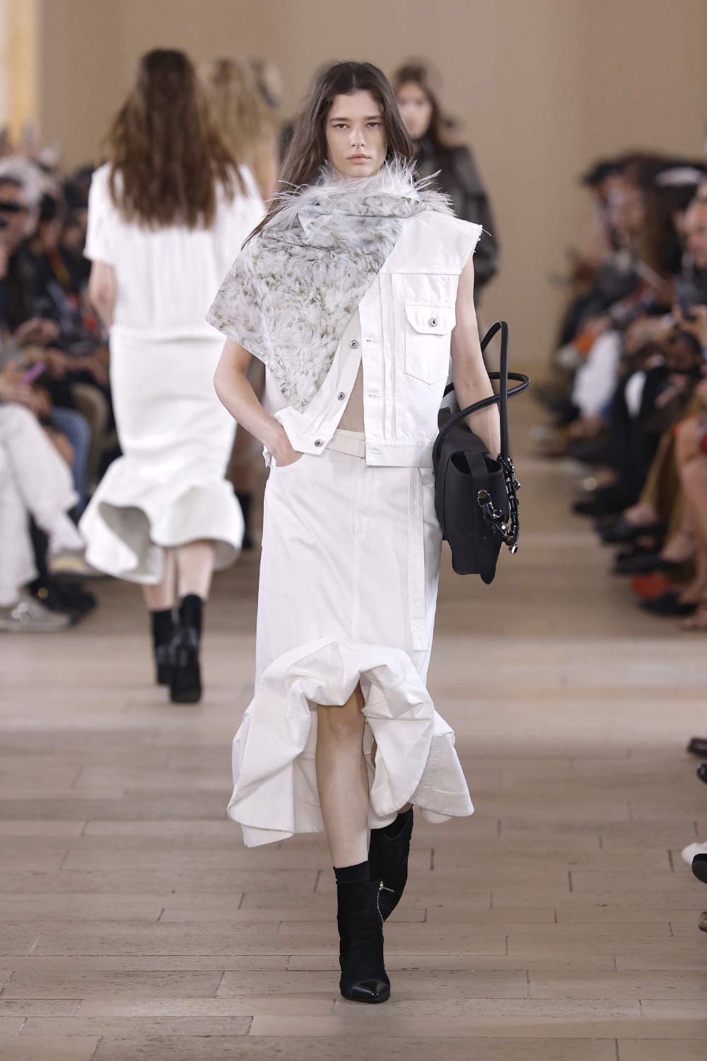 Sacai evoluciona y madura su arquetipo de mujer para ss27