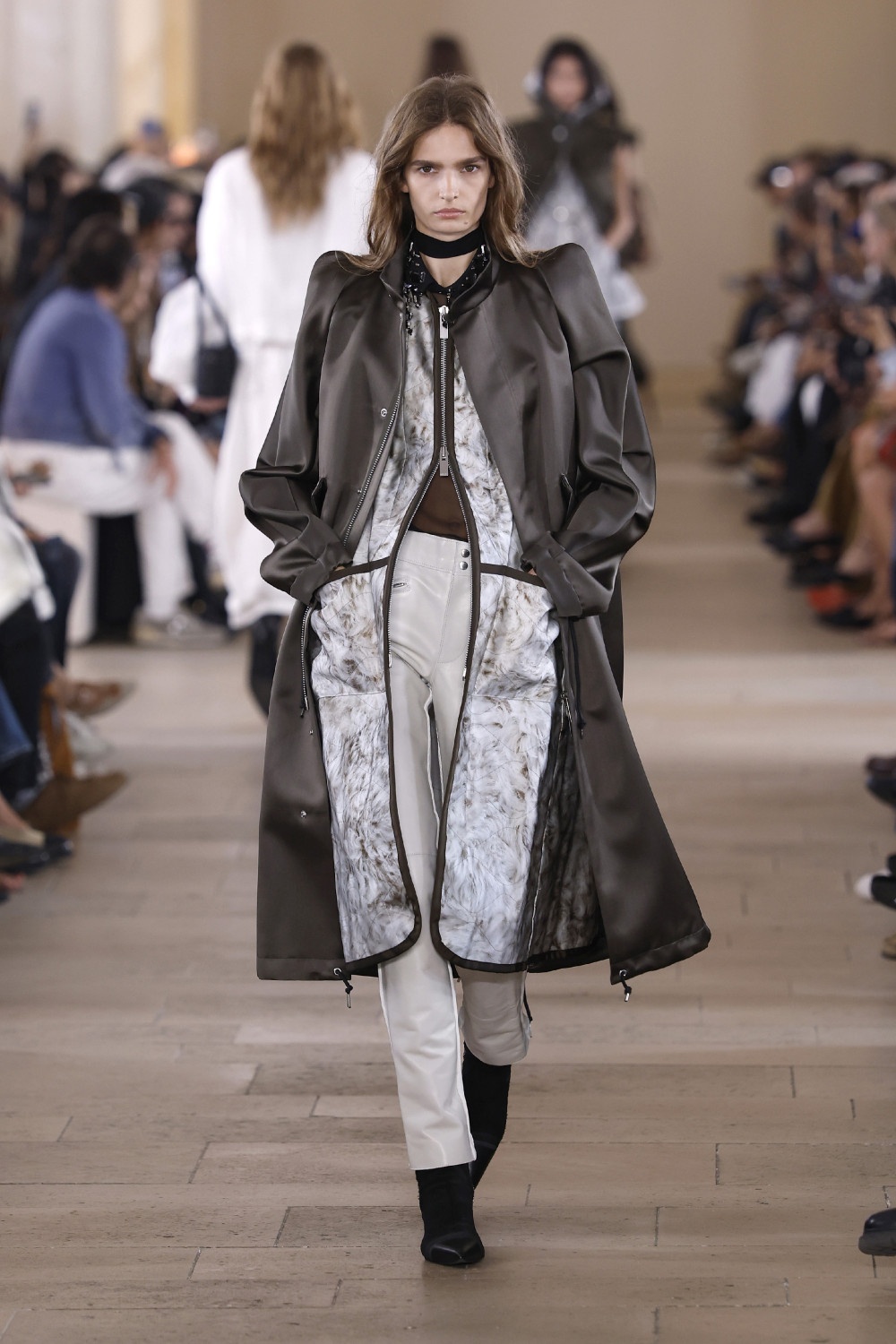 Sacai evoluciona y madura su arquetipo de mujer para ss27
