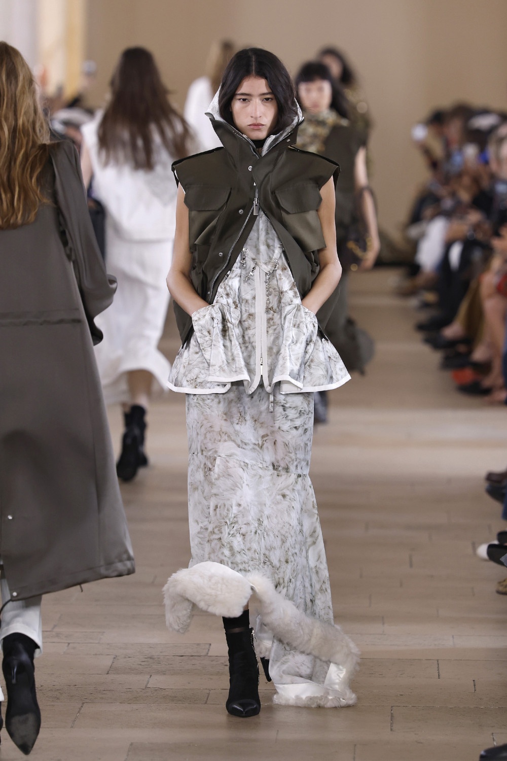 Sacai evoluciona y madura su arquetipo de mujer para ss27