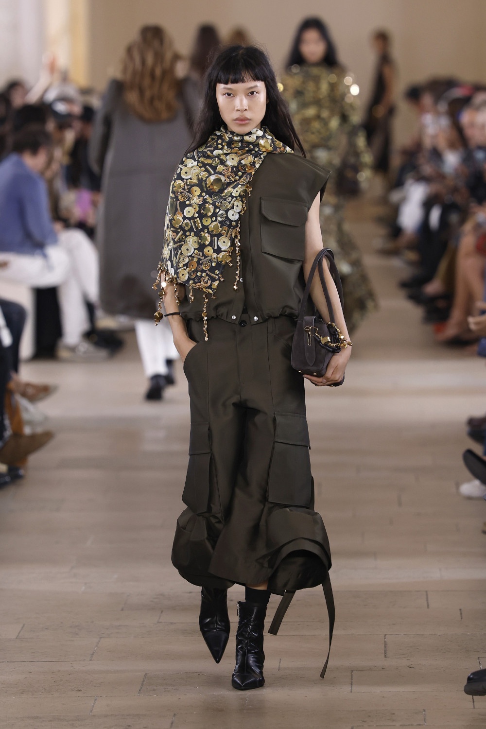 Sacai evoluciona y madura su arquetipo de mujer para ss27